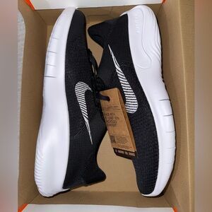 Nike Men's Black and White Athletic Sneakers